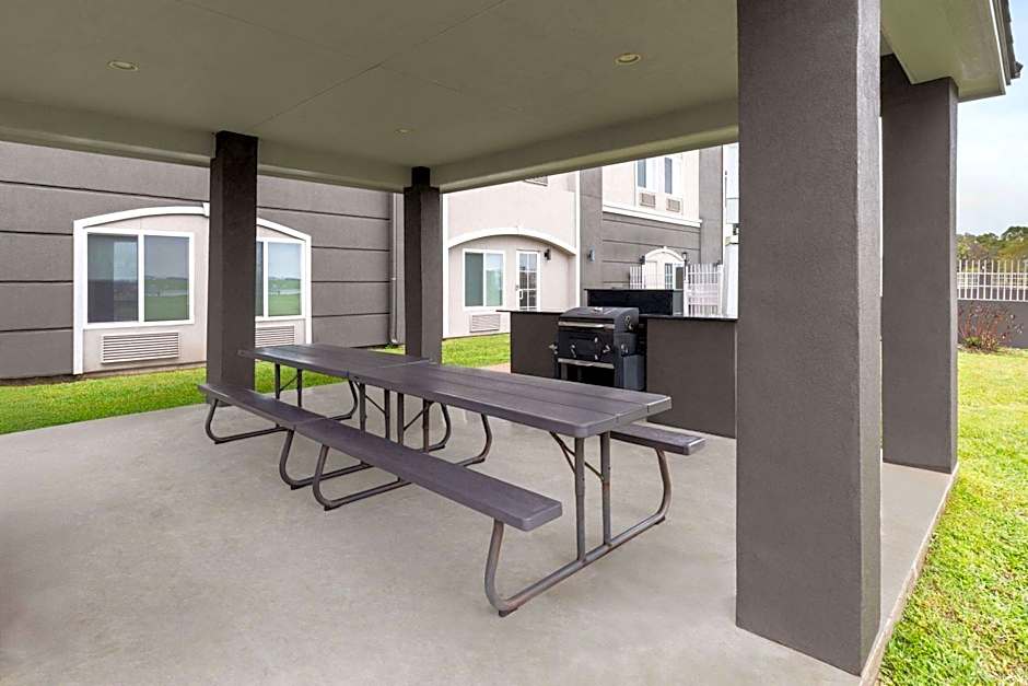La Quinta Inn & Suites by Wyndham Angleton