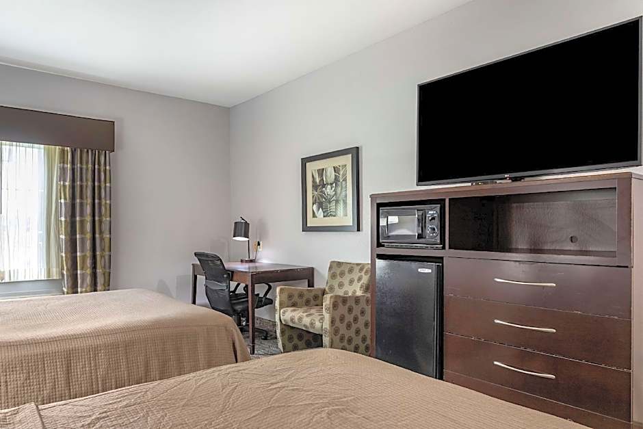 Photo 1 of 4 of 2 Queen Beds, Accessible, Bathtub