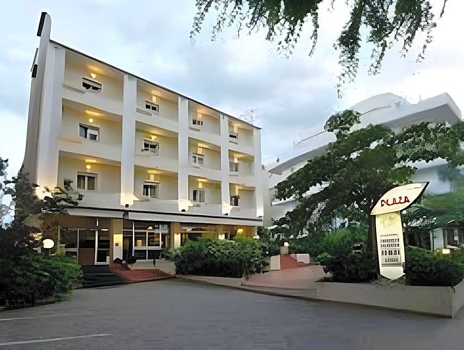Hotel Plaza con piscina
