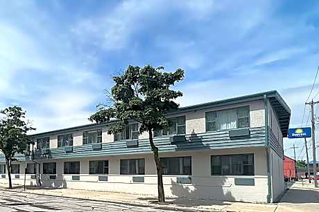 Days Inn by Wyndham Manitowoc