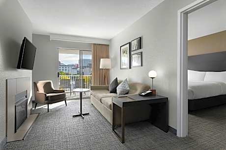 2 Bedroom Suite, Bedroom 1: 1 Queen, Bedroom 2: 1 Queen, Sofa bed