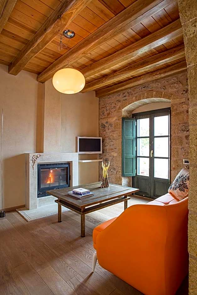 Moni Emvasis Luxury Suites