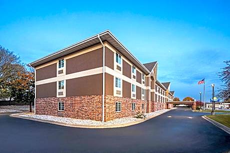 Days Inn & Suites by Wyndham Green Bay WI.