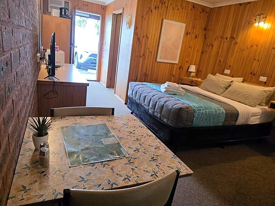 Country Roads Motor Inn