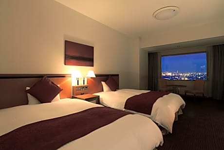 Deluxe Corner Twin Room with Highway View - Non-Smoking