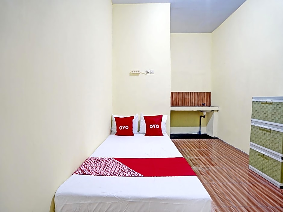 OYO Life 92920 Rumah Kost Azca