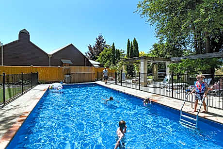 Manata Homestead & Lodge