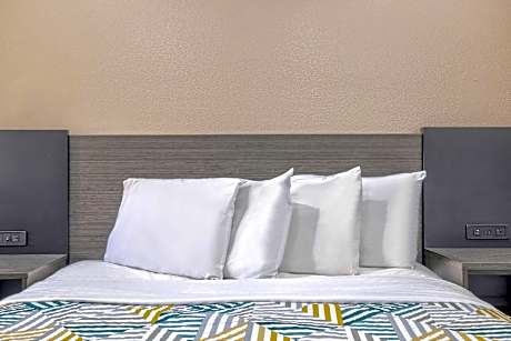 1 Queen Bed | Suite, Nsmk, Micfridge, Sofa-Bed