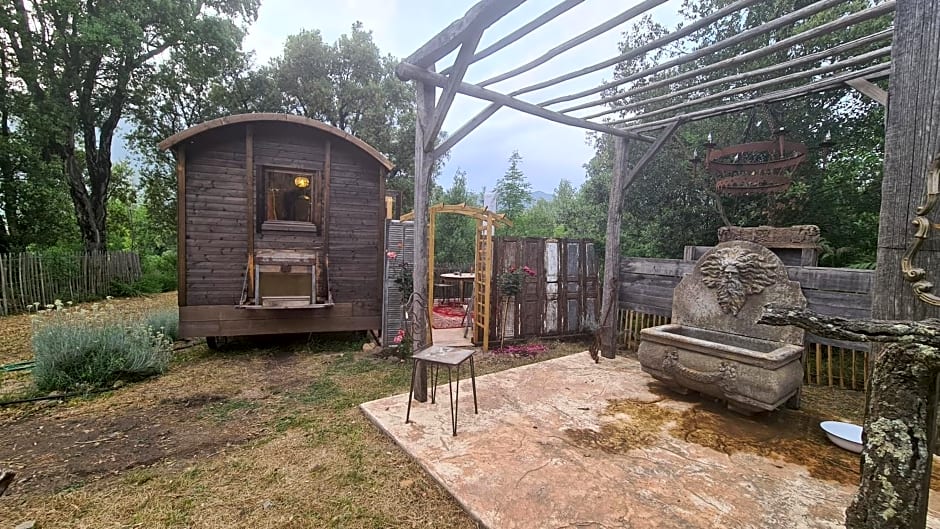 La roulotte au coeur du maquis