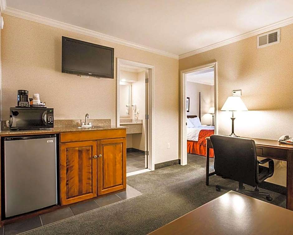 Clarion Inn & Suites At The Outlets Of Lake George