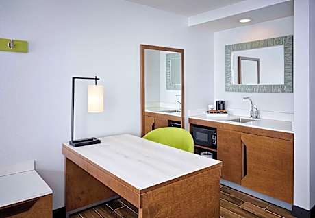 1 King Study Sofabed Nonsmoking