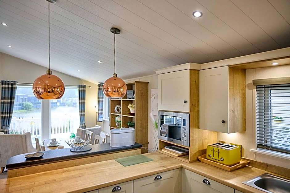 Heathery Lodge with Hot Tub