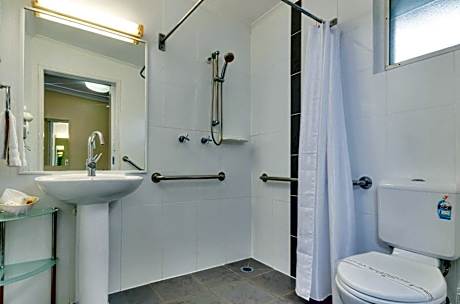 Accessible Deluxe Room 1 Queen Bed