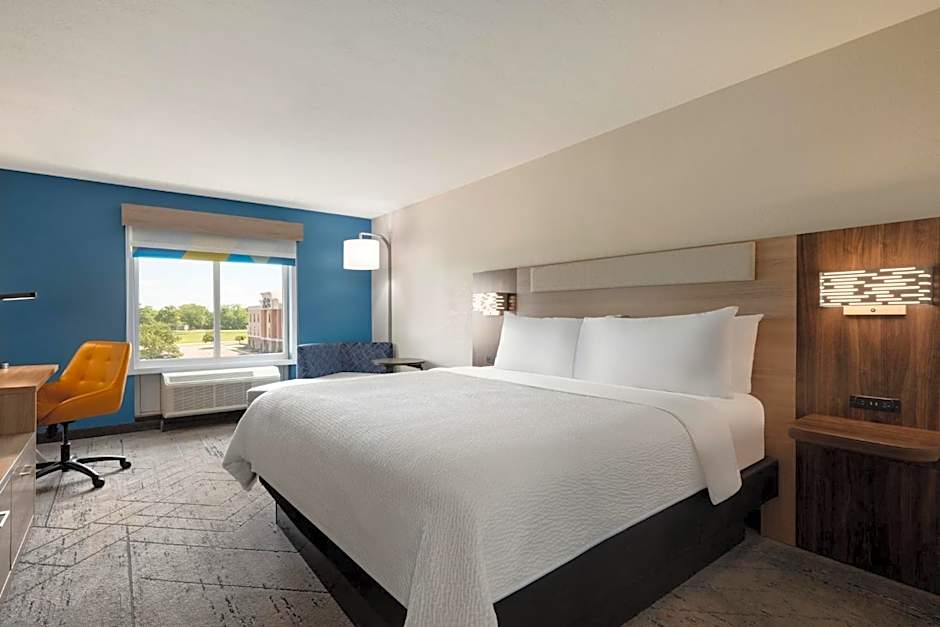 Holiday Inn Express & Suites North Fremont By IHG