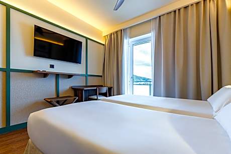 Quadruple Room (3 pax)