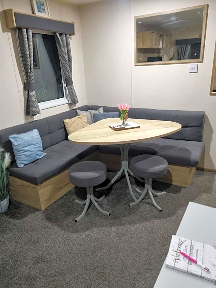 Luxury caravan and Tattershall lakes with private hot tub and WiFi