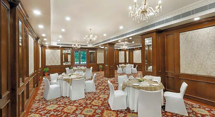 La Place Sarovar Portico Hotel