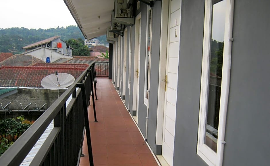 Aqilakost n Cafe Gadog Puncak