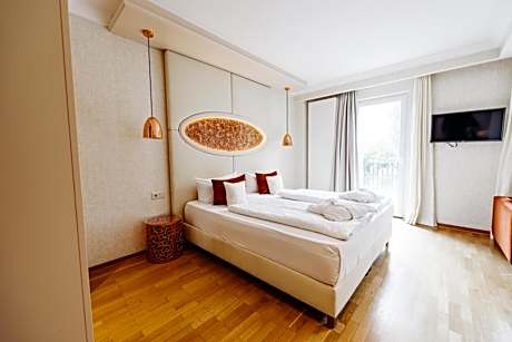 Deluxe Double Room (2 Adults + 1 Child)