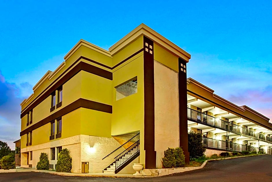 Super 8 by Wyndham Raleigh Downtown South