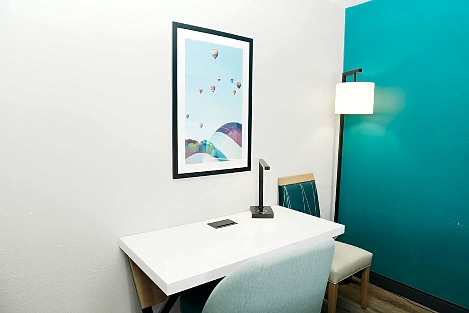 La Quinta Inn & Suites by Wyndham Albuquerque Airport