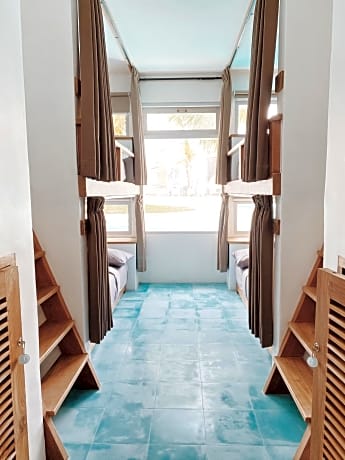 4 SHARE MIXED DORM POOL VIEW