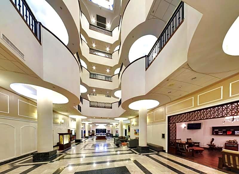 Wyndham Garden Baronne Plaza