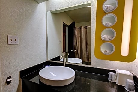 Deluxe King Room - Non-Smoking