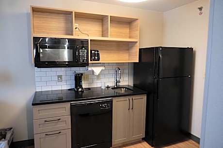 1 Queen Bed Studio Suite Comm Access Tub