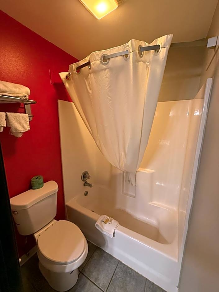 Super 8 by Wyndham Reedsburg