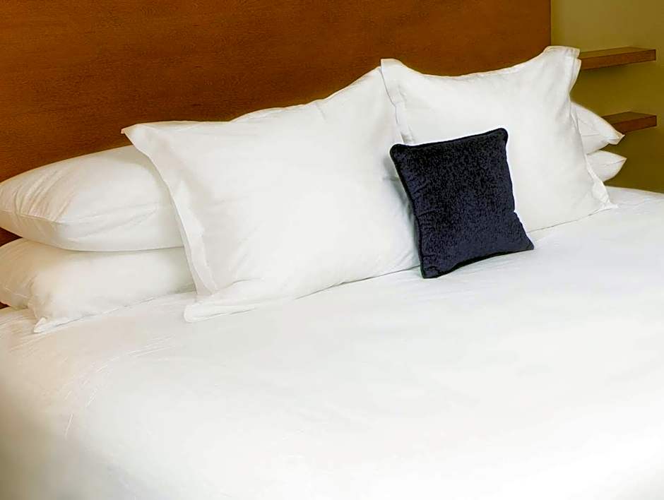 Hotel RL Cleveland Airport West