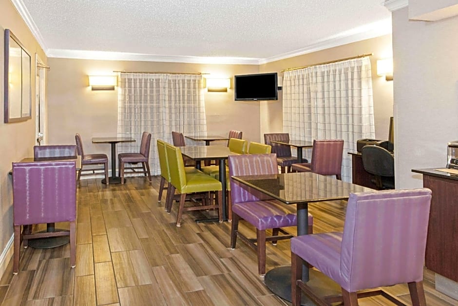 La Quinta Inn & Suites by Wyndham Wichita Falls Airport Area