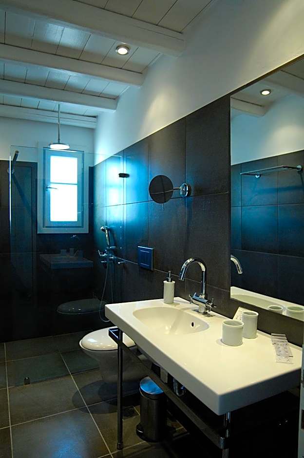 Kapetan Tasos Suites