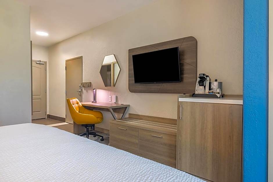 Holiday Inn Express & Suites Kansas City Airport By IHG