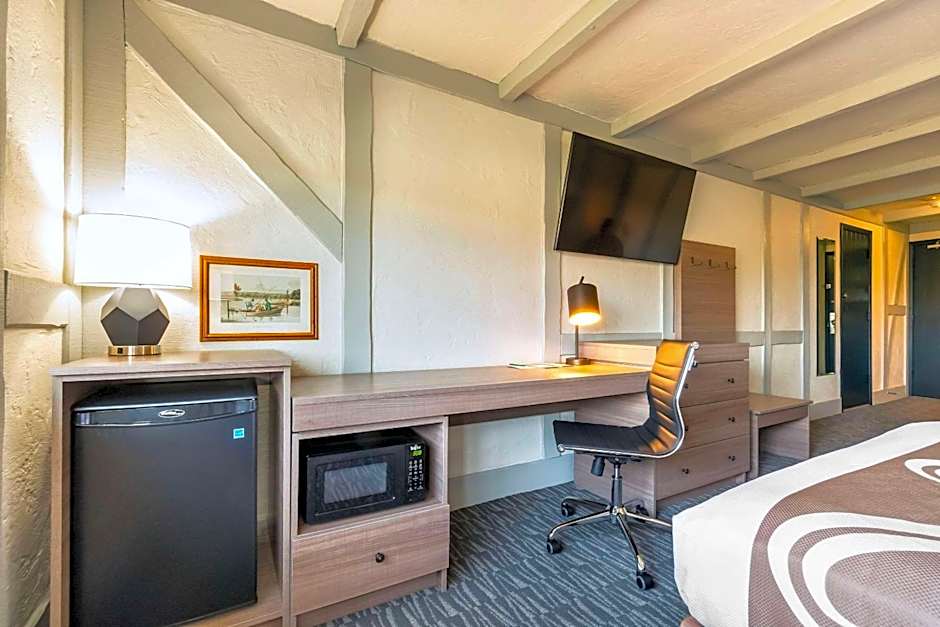 Quality Inn Waddling Dog