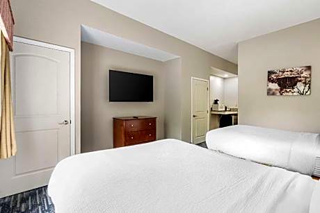Queen Suite with Two Queen Beds and Living Room - Non Smoking