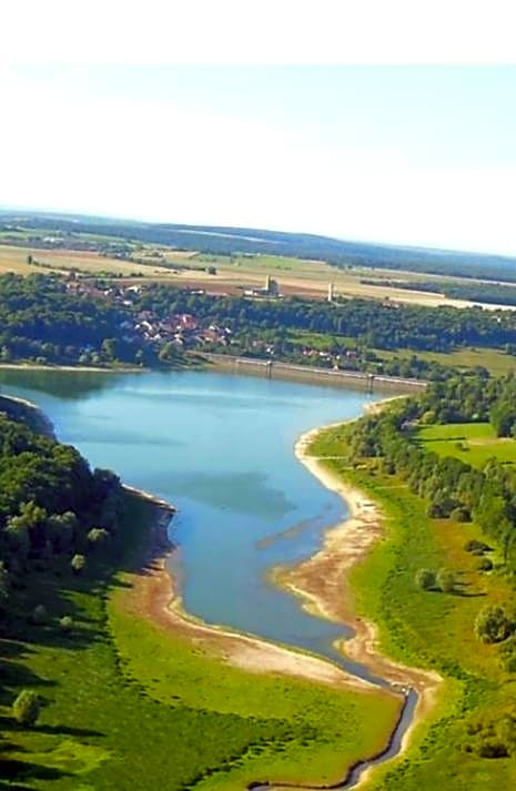 chez Émile côté face maison entière, 3 chambres, 2 salles de bains,jardin et terrasse