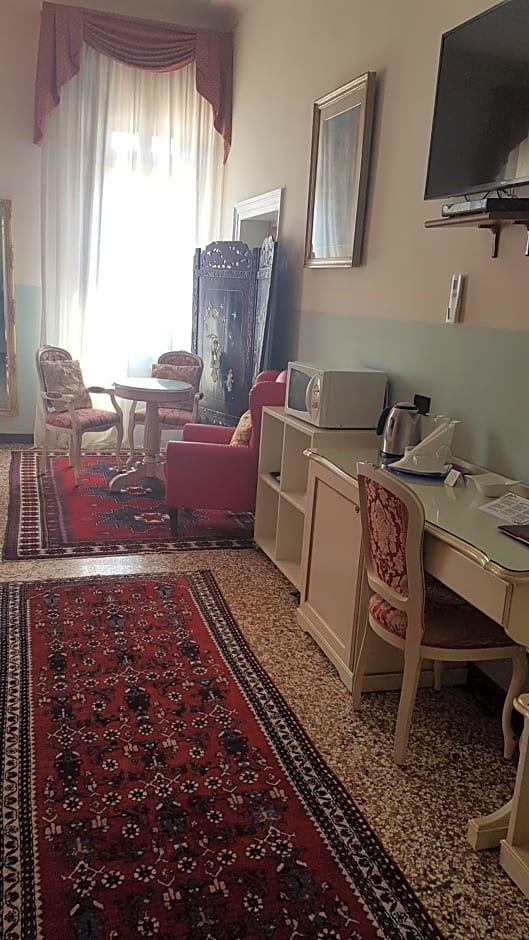Friendly Venice Suites
