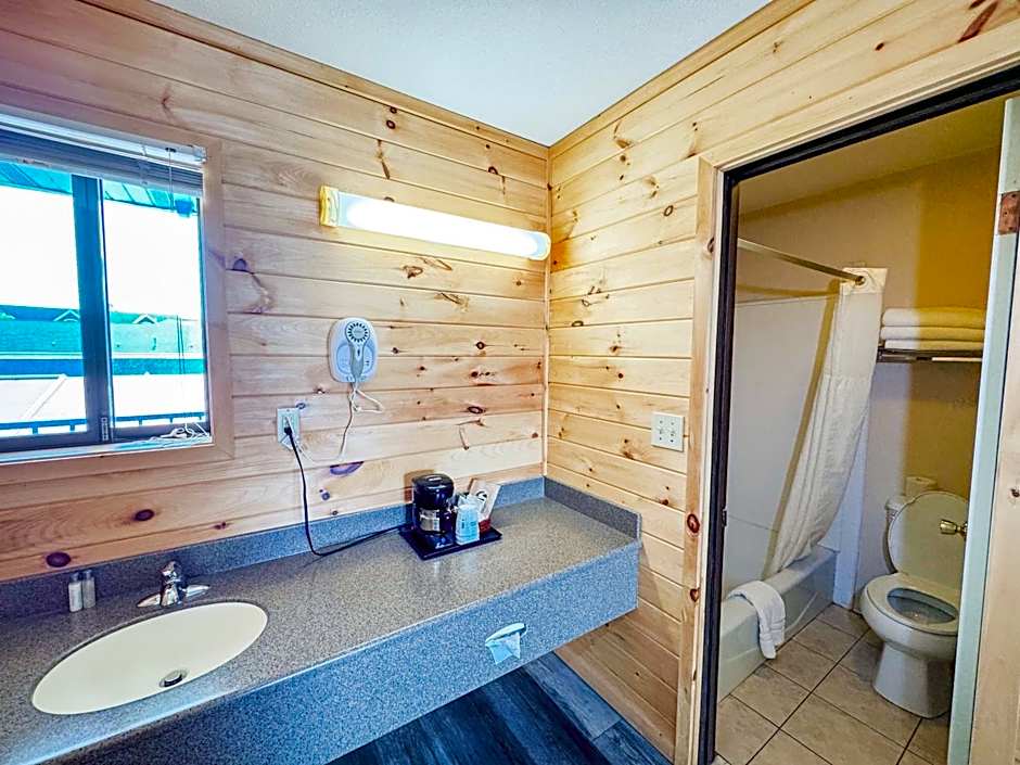 Days Inn by Wyndham Mackinaw City - Lakeview