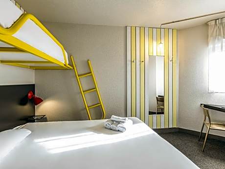 Pop Triple Room with One Double and One Bunk Bed