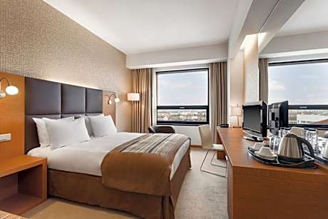 Business 1 Queen Bed Non-Smoking Room