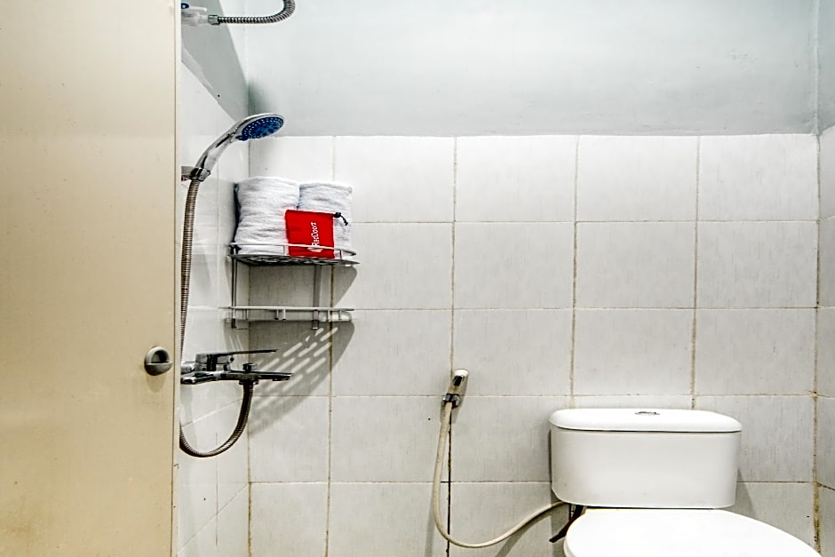 RedDoorz near Graha Cijantung Mall