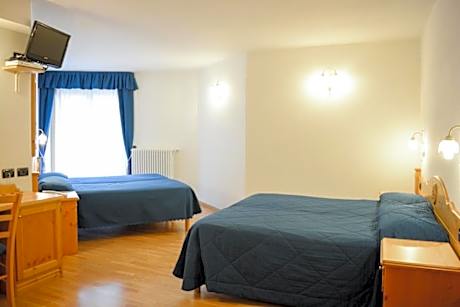 Family Room (2 Adults + 2 Children)