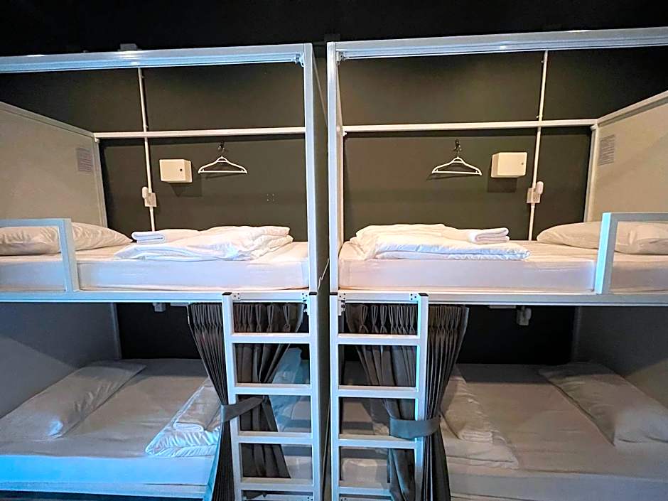 Foto 1 di 18 di Bunk Bed in Mixed Dormitory Room