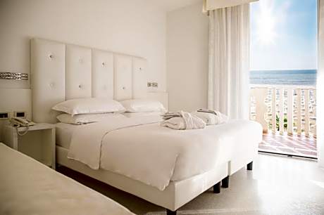 Deluxe Double or Twin Room with Sea View