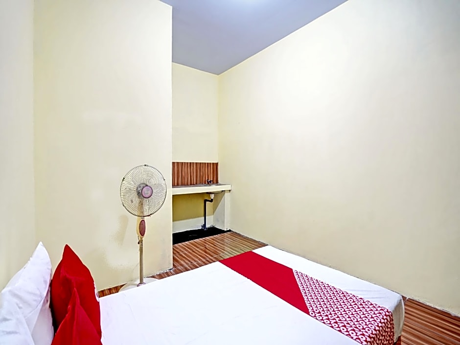 OYO Life 92920 Rumah Kost Azca
