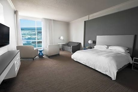 King Suite with Sofa Bed and Whirlpool - High Floor
