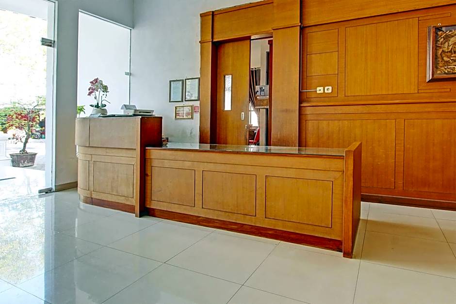 OYO 93011 Hotel Griya Lestari Pati 2