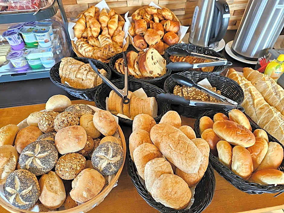 Hotel Westendia and Free Parking Top Breakfast