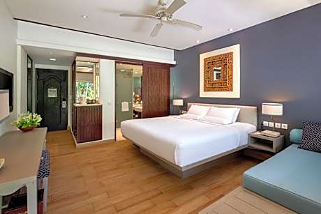 Deluxe King Room with Pool View